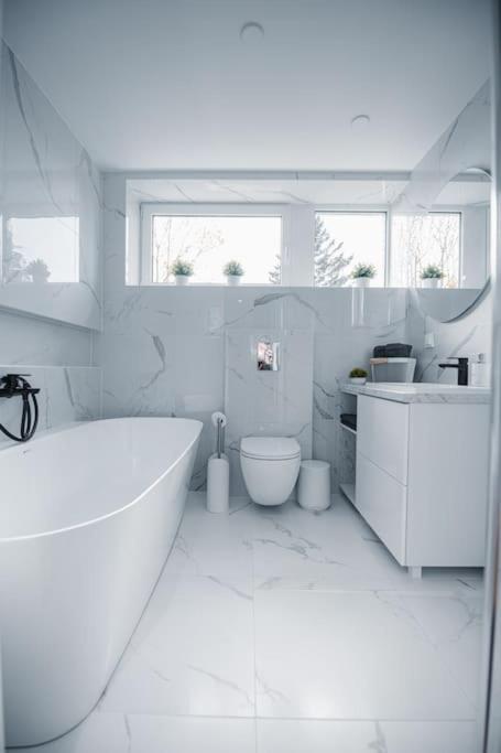 New Luxury 3Br Apartment In Old Town, Free Parking Haapsalu Eksteriør billede