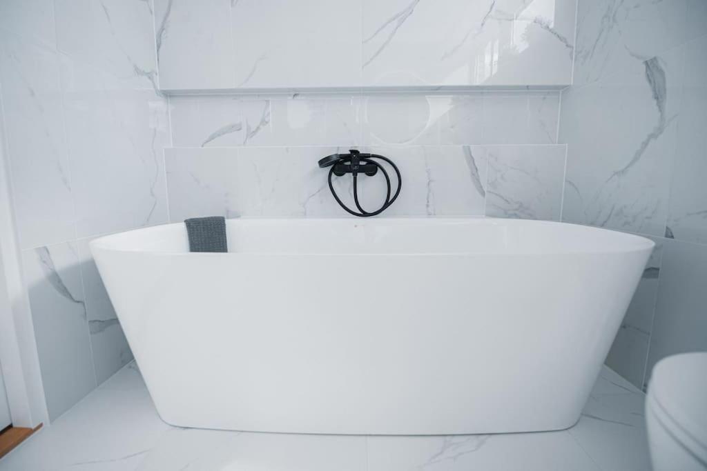 New Luxury 3Br Apartment In Old Town, Free Parking Haapsalu Eksteriør billede